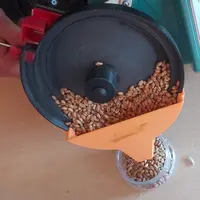 Le PMG Fiber Control de Godé est livré avec un entonnoir pour vider facilement le grain restant dans le bol.