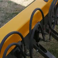 Le réglage hydraulique (pneumatique en option) de la pression permet de s'adapter à la nature du sol.