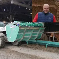 Jérôme Goulas, agriculteur à Caumont l'Eventé (Calvados), nourrit une centaine de bovins viande avec son godet mélangeur.