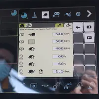 L'utilisateur paramètre les fonctions du tracteur pilotées par l'outil, comme ici pour une presse à balles rondes.