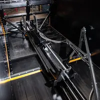 Cinq vérins assurent la poussée de la paroi frontale.