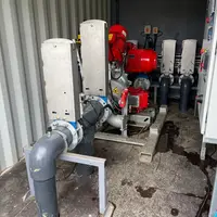 Une pompe transfère le lisier depuis la pré-fosse vers la fosse principale couverte.