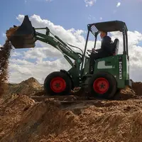 Le valet de ferme électrique Knikmops KM 140 E lève à 2,14 mètres.