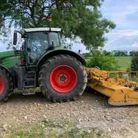 L'agriculteur utilise un tracteur de 330 chevaux pour animer sa fraise rotative de cinq mètres de large.