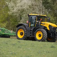 Les tracteurs JCB Fastrac iCON des séries 4000 et 8000 se pilotent au choix avec le joystick ou à la pédale d’accélérateur.
