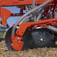 Le Combiné de semis Kuhn Venta 320 intègre deux rangées d'éléments semeurs monodisques.