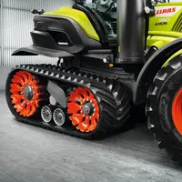 Les tracteurs semi-chenillés Claas Axion 900 Terra Trac circulent à 40 km/h.