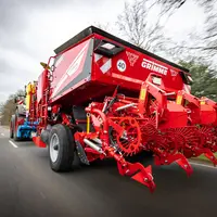 La planteuse de pommes de terre Grimme Prios 440 en interrang de 75 cm respecte au transport une largeur inférieure à 3 m.