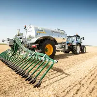 La fixation de la rampe d’épandage sur le trou d’homme de la tonne à lisier est une solution simple et économique développée par le constructeur belge