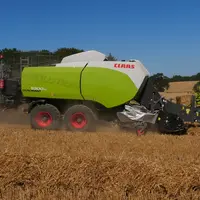 Sur les presses à balles cubiques Claas Quadrant 5200 et 5300 Evolution, le broyeur sous flèche d'origine Müthing  est monté d'usine.
