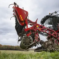 Les arracheuses intégrales de betteraves Grimme Rexor 6200 et 6300 bénéficient d’un nouveau bâti arracheur à sept rouleaux de série.