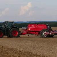 Le semoir Avatar SD de Horsch reçoit jusqu'à quatre trémies.