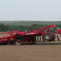 Lors des demi-tours, le déchaumeur à dents Horsch Fortis pivote au choix sur l'essieu de transport ou sur le rouleau arrière.
