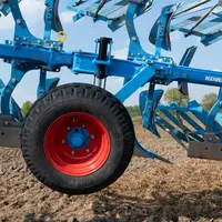 La charrue Juwel 6 de Lemken accède à une roue de jauge avec amortisseur hydraulique et réglage de la profondeur sans outil.