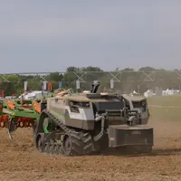 Le robot chenillard AgBot 5.115T2 d'AgXeed pèse 6 tonnes.