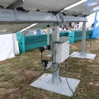 Le panneaux solaires pivotent à l'aide d'un vérin électrique afin de mieux capter le rayonnement.