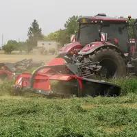 Vicon propose la déclinaison BX avec tapis groupeur de son groupe de fauche Extra 787T.