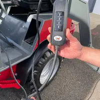 Le chargeur de batterie du valet de ferme Weidemann 1190 eHoftrac se raccorde sur une prise électrique classique,