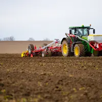 La trémie Pöttinger Amico F est proposée en capacité de 1 700 ou 2 400 litres.