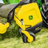 Le pick-up 30R des ensileuses John Deere 8000 et 9000 affiche une largeur de 2,70 m entre dents d'extrémité.