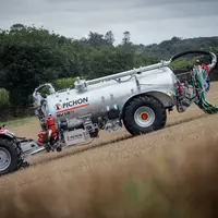 Le dispositif Alta de Samson et Pichon utilise deux circuits de vidange, un avant et un arrière, pour garantir une décharge totale de la tonne à lisie