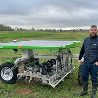 Brice De Bisschop, agriculteur à Vulaines-Les-Provins (77) : "Biner les betteraves et les oignons était inenvisageable sans le robot."