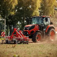Les trois tracteurs Kioti de la gamme HX développent 90, 100 et 115 chevaux.