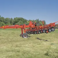 Le modèle de 15 m GF 15003 T à 14 rotors complète la gamme des faneuses Kuhn de grande largeur.