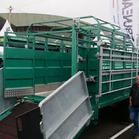 Bruneau propose des bétaillères à fond plat.