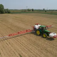 Le pulvérisateur porté Tempo Ultra Isotronic de Maschio Gaspardo peut être associé à la cuve frontale Front Tank dotée de sa propre pompe.
