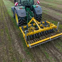 Commercialisé en France par Stecomat, le striptiller de Grange Machinery est équipé d'un rouleau Packer Güttler.