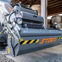 La mélangeuse automotrice Dobermann Evo2 dispose d'un convoyeur de 82 cm de large qui peut être surmonté en option d'un broyeur pour les fibres longue