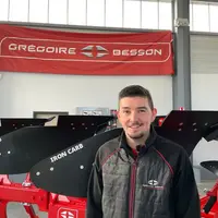 Jérémy Debray, technicien démonstrateur chez Grégoire Besson, rappelle les étapes à respecter pour bien régler une charrue portée.