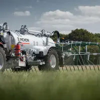La tonne à lisier Pichon SV12R peut accueillir des pneus de 1,90 m de diamètre.