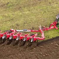 Le kit On-Land sur les charrues Pöttinger Servo T 6000 déplace la charrue pour la centrer derrière le tracteur.