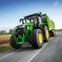 Les tracteurs John Deere 7R bénéficient d'un direction plus précise et d'un freinage plus puissant, améliorant le confort et la sécurité sur route.