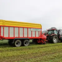 Le tracteur de 120 ch utilisé à l'affouragement est remplacé par un 200 ch à l'ensilage d'herbe. © M. Portier