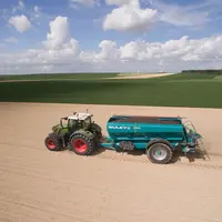 Les appareils traînés avec système de distribution à fond mouvant et trappe guillotine autorisent des apports de plus d’une tonne par hectare de pelle