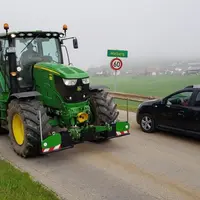 En cas de collision, les pare-chocs frontaux repoussent les véhicules légers plutôt que de monter dessus. © Agribumper