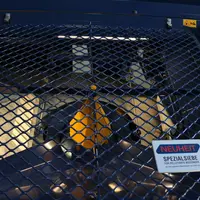 Les épandeurs d'engrais Bogballe  peuvent recevoir une grille de fond de trémie à grosse maille pour l'utilisation de bouchons.