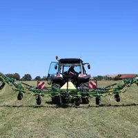 La faneuse Krone Vendro est dotée d'un système de relevage des extrémités par un distributeur hydraulique, facilitant les manœuvres en bout de champ.