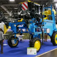 Bobard revient sur le marché des enjambeurs de grandes cultures, reprenant les couleurs jaune et bleue historiques.
