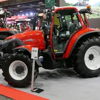 Le Lindner Lintrac 95 LS Alpin est un tracteur surbaissé destiné à travailler dans les pentes importantes.