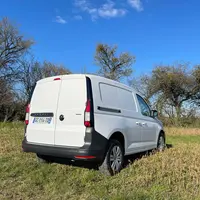 Le Volkswagen Caddy Cargo reçoit de base un fourgon entièrement tôlé.