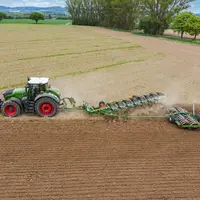 La charrue semi-portée Amazone Tyrok 400 en version hors raie se décline en 7, 8 et 9 corps.