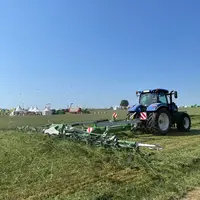 <p>La faneuse traînée P10-1100T de Samasz affiche un débattement au niveau des toupies d'extrémité de 81 cm en positif et 82 cm en négatif.</p>