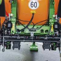 Amazone utilise deux vérins à double effet, dont les chambres sont reliées d’un côté vers l’autre de façon croisée, afin de garantir la stabilité du p