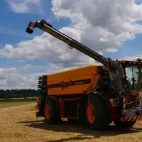 L'automoteur Vredo VT5536 dispose en option d'un bras de pompage télescopique.