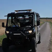 Certains SSV utilitaires disposant de l’homologation européenne T1b et pourvus du freinage ABS, peuvent circuler à plus de 60 km/h sur la route en tou