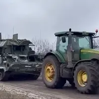 Blindé russe tracté par un tracteur ukrainien.